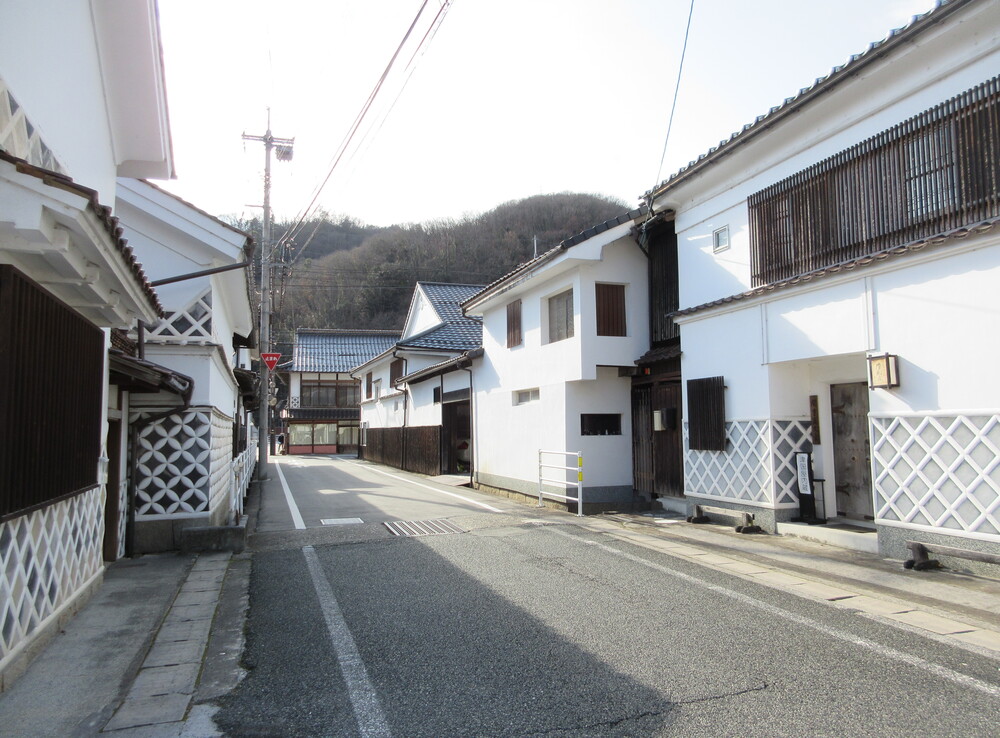 津国屋内倉(写真右)