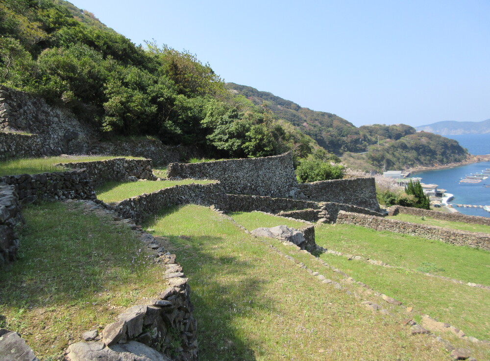 �O���̐Ί_�̗��i���Q�����쒬�j