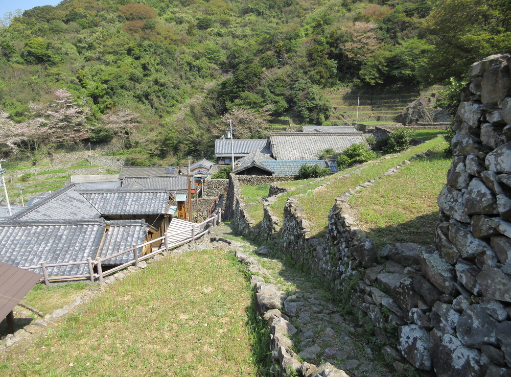 �O���̐Ί_�̗��i���Q�����쒬�j